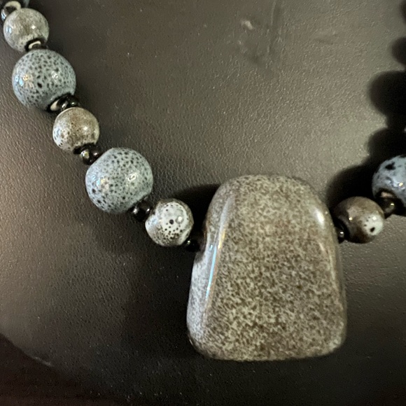 Gray stone necklace - Picture 2 of 3